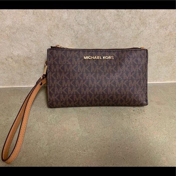 Michael Kors Handbags - Michael Kors wristlet wallet